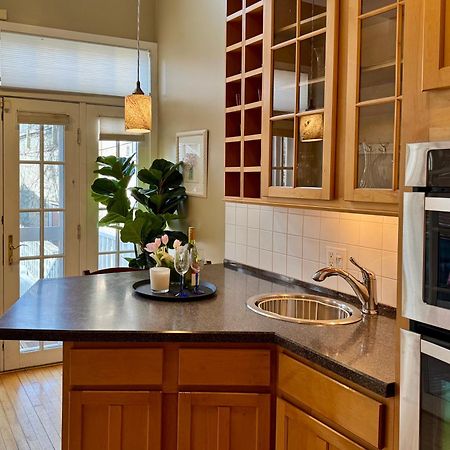 3 Bedroom Spacious Home In Ideal Location W Free Parking Back Yard Pets Welcome Чикаго Экстерьер фото