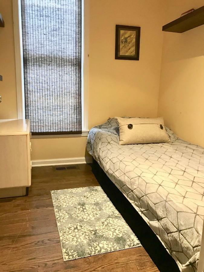 3 Bedroom Spacious Home In Ideal Location W Free Parking Back Yard Pets Welcome Чикаго Экстерьер фото